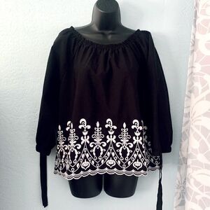 Time and Tru Black & White Embroidered Boho Blouse Size Medium